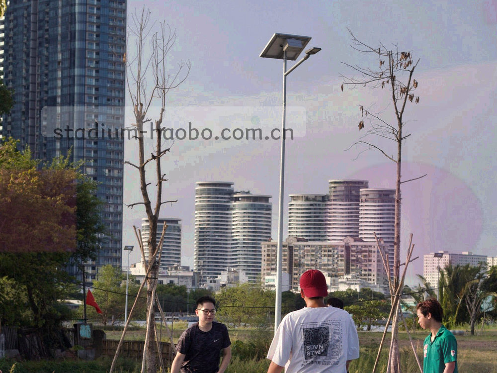 球场轮廓与老新主场位置叠加的抽象地图示意