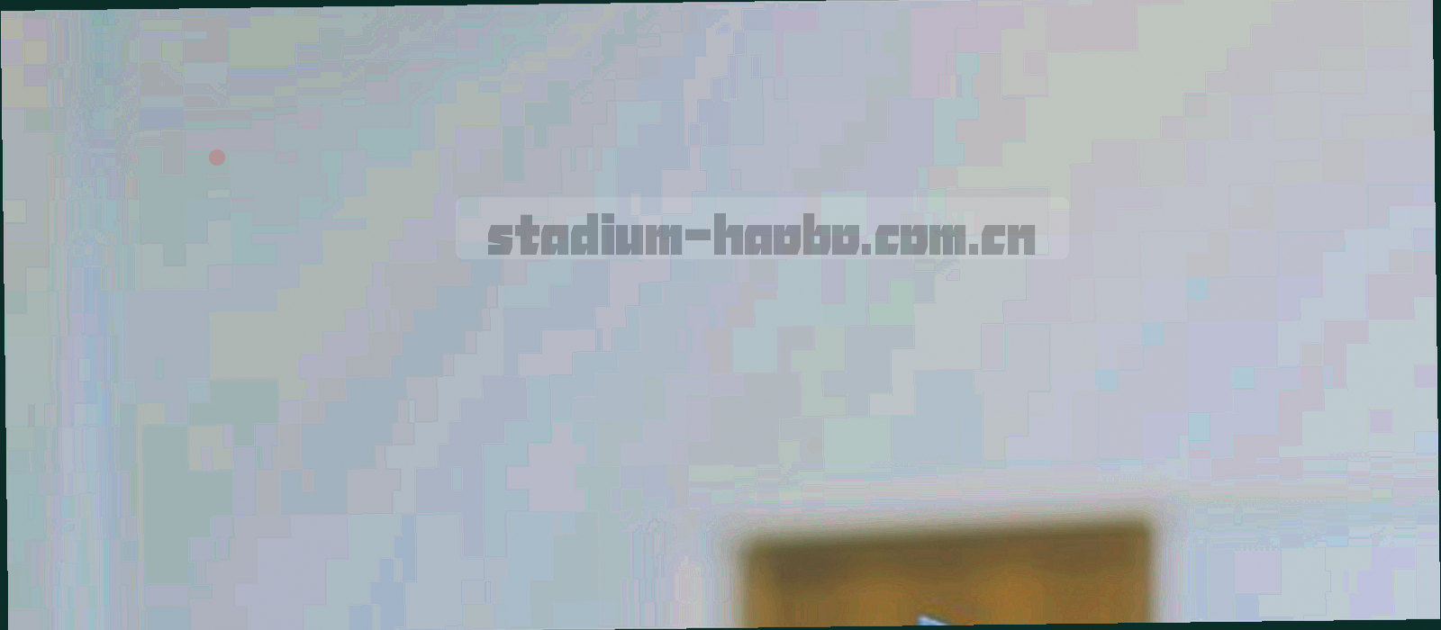 同一片看台在不同赛季挂出的旗帜对比，夜灯照亮围栏