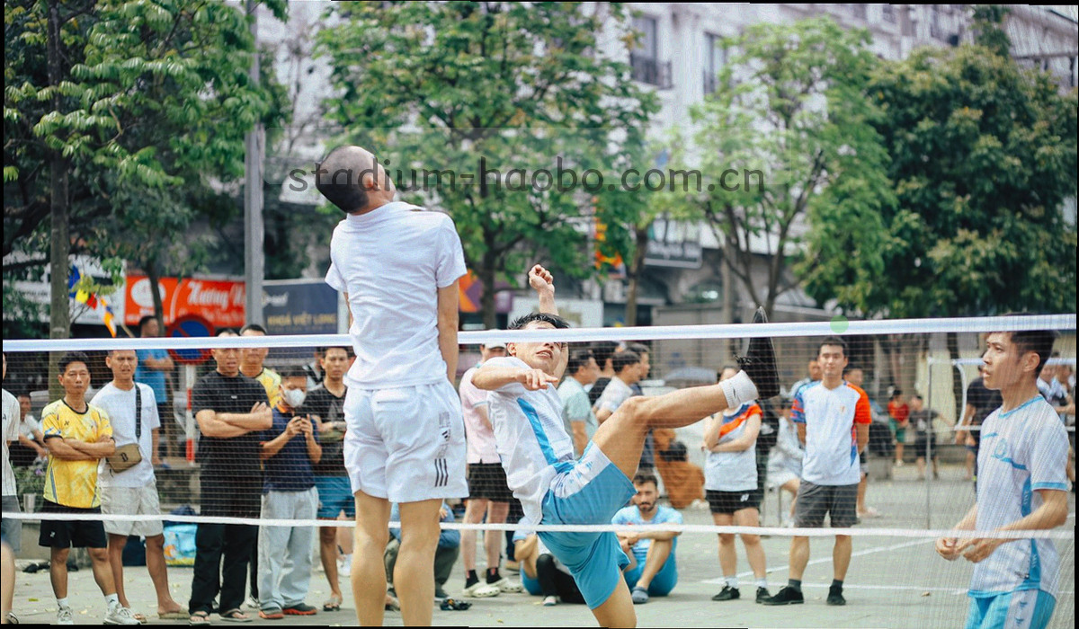 深绿底色上由细线、点阵与环形节点构成的抽象数据纹理，示意个人信息在赛事档案中的流转与保护